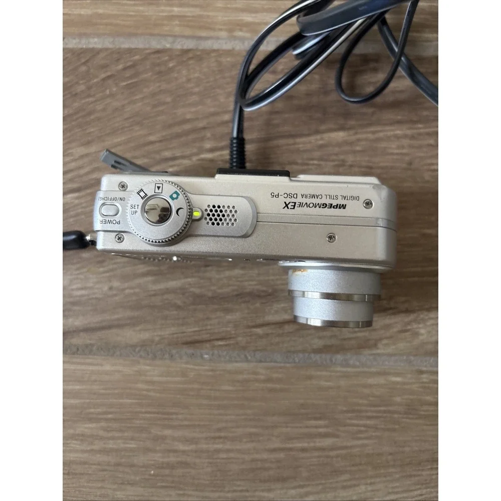 Sony‎ Cybershot Camera w/ Case/charger & Dead Battery
